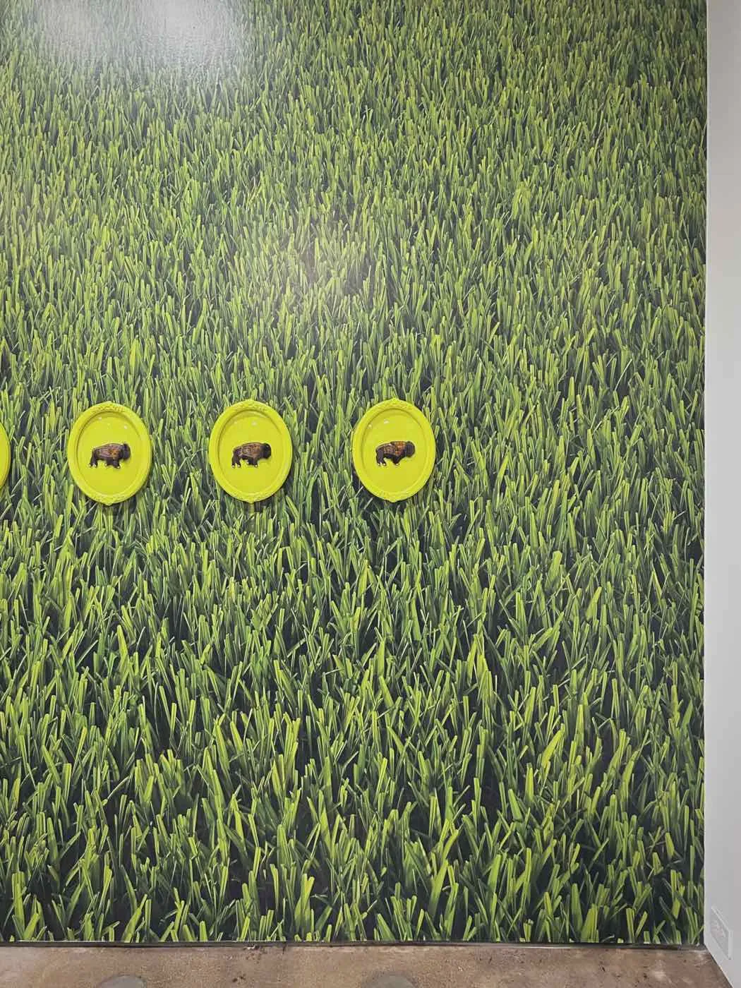 Upon which all else depends: abundance, des bisons perlés dans des cadres jaune canola