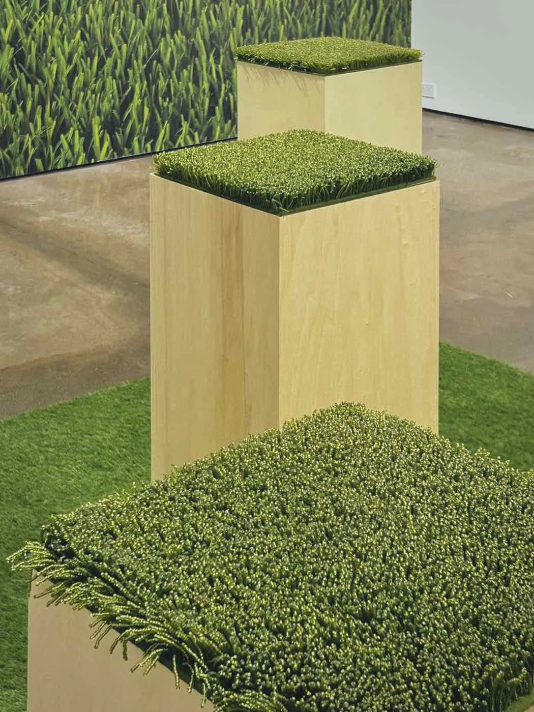 Des carrés d’herbe perlée sur des socles
