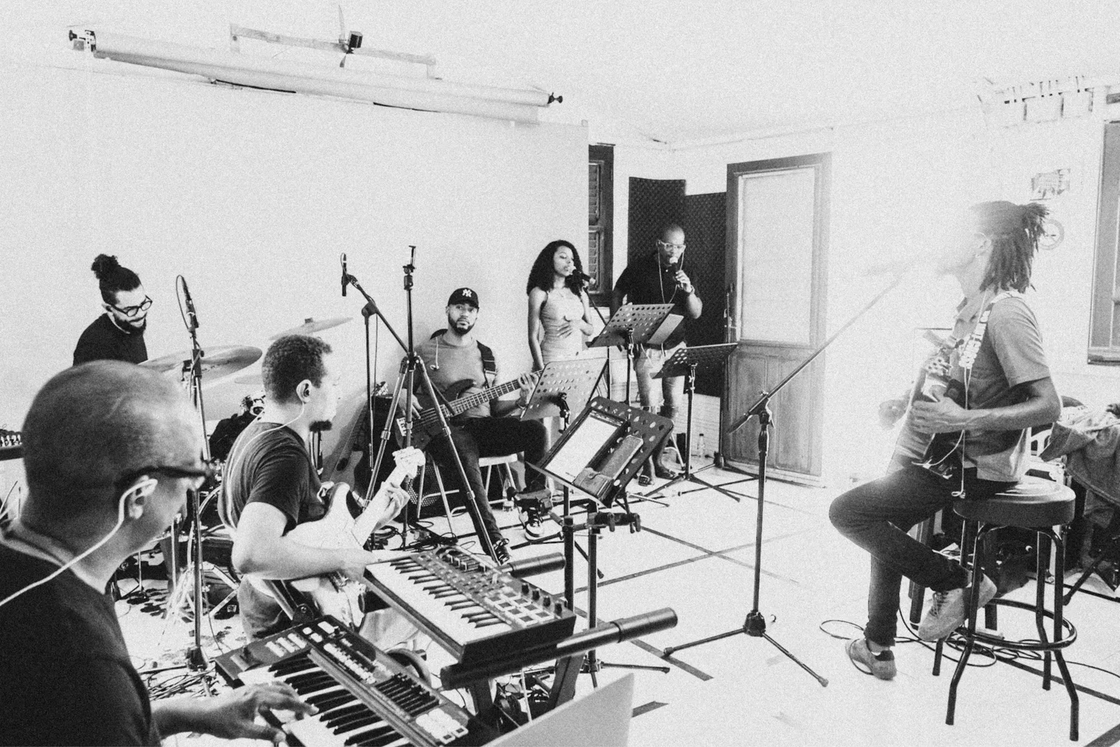 Musiciens en répétition dans le Studio Karea, en noir et blanc.