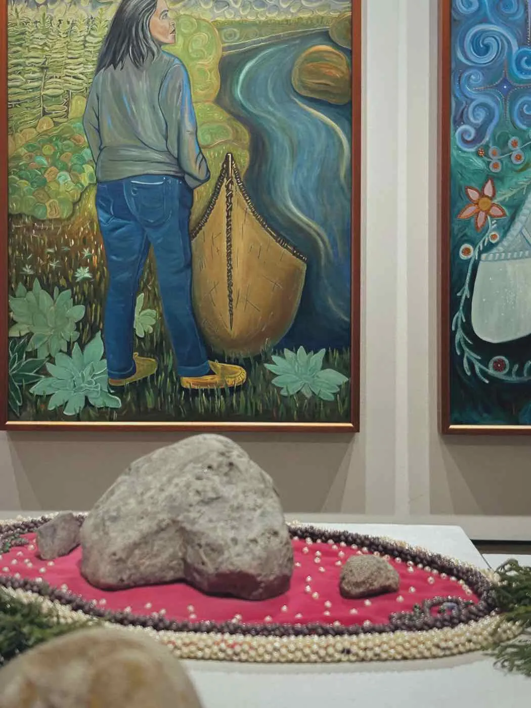 Une femme et un canot, au bord de l’eau