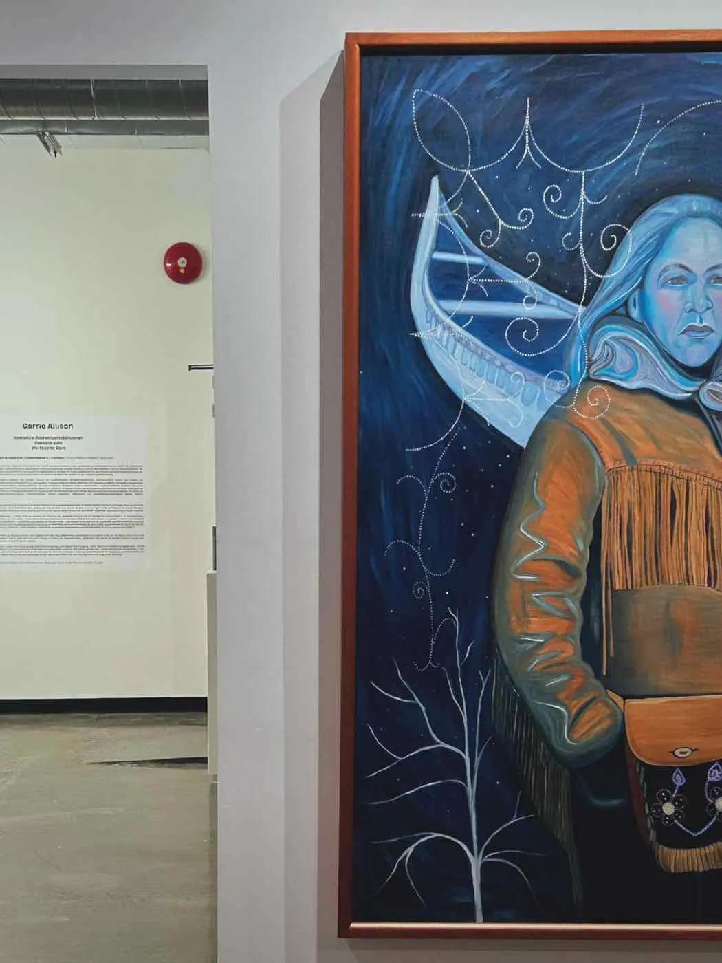 Une femme en veste à franges, un canot dans la nuit